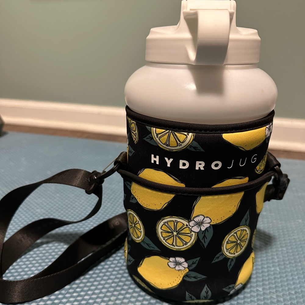 Hydrojug pro with lemon sleeve